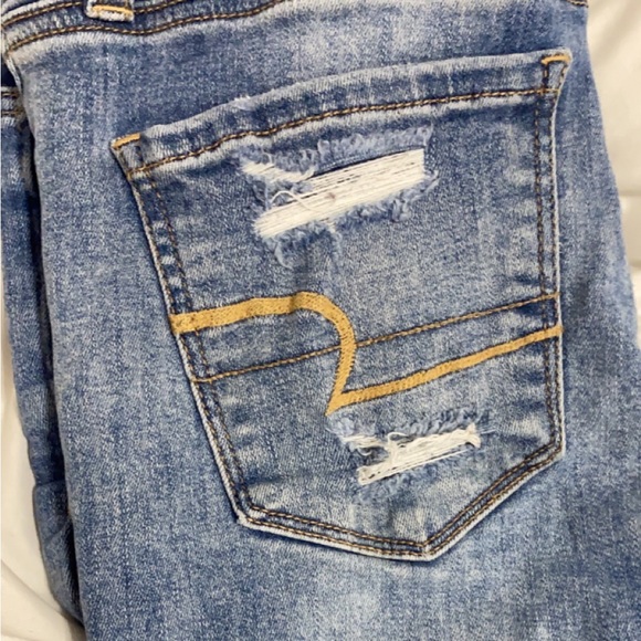 Brand new American Eagle size 2 gently used ripped jeans - Picture 2 of 7